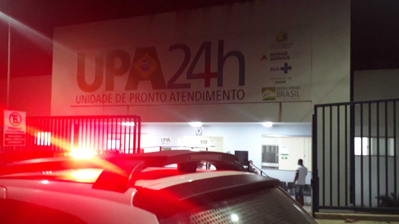Viatura na porta da Unidade de Pronto Atendimento de João Pinheiro