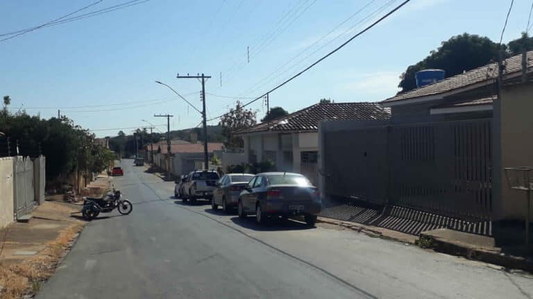 Rua da casa onde criminosos arrombou a janela e furtou notebook