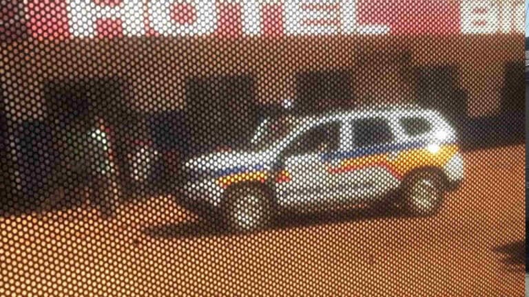 Viatura no pátio do posto onde crime aconteceu