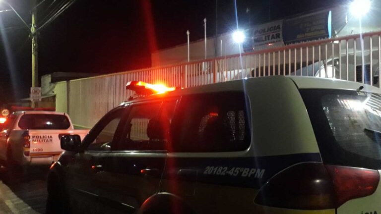 Viatura da PM na porta do quartel de João Pinheiro