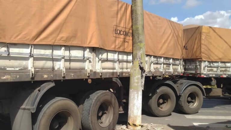 Carreta bitrem quebra poste e deixa parte do centro sem energia em João Pinheiro