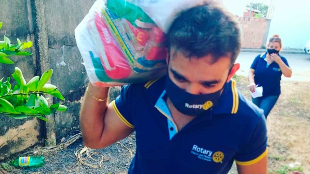 Rotary Club de João Pinheiro doa 50 cestas básicas a famílias carentes do município