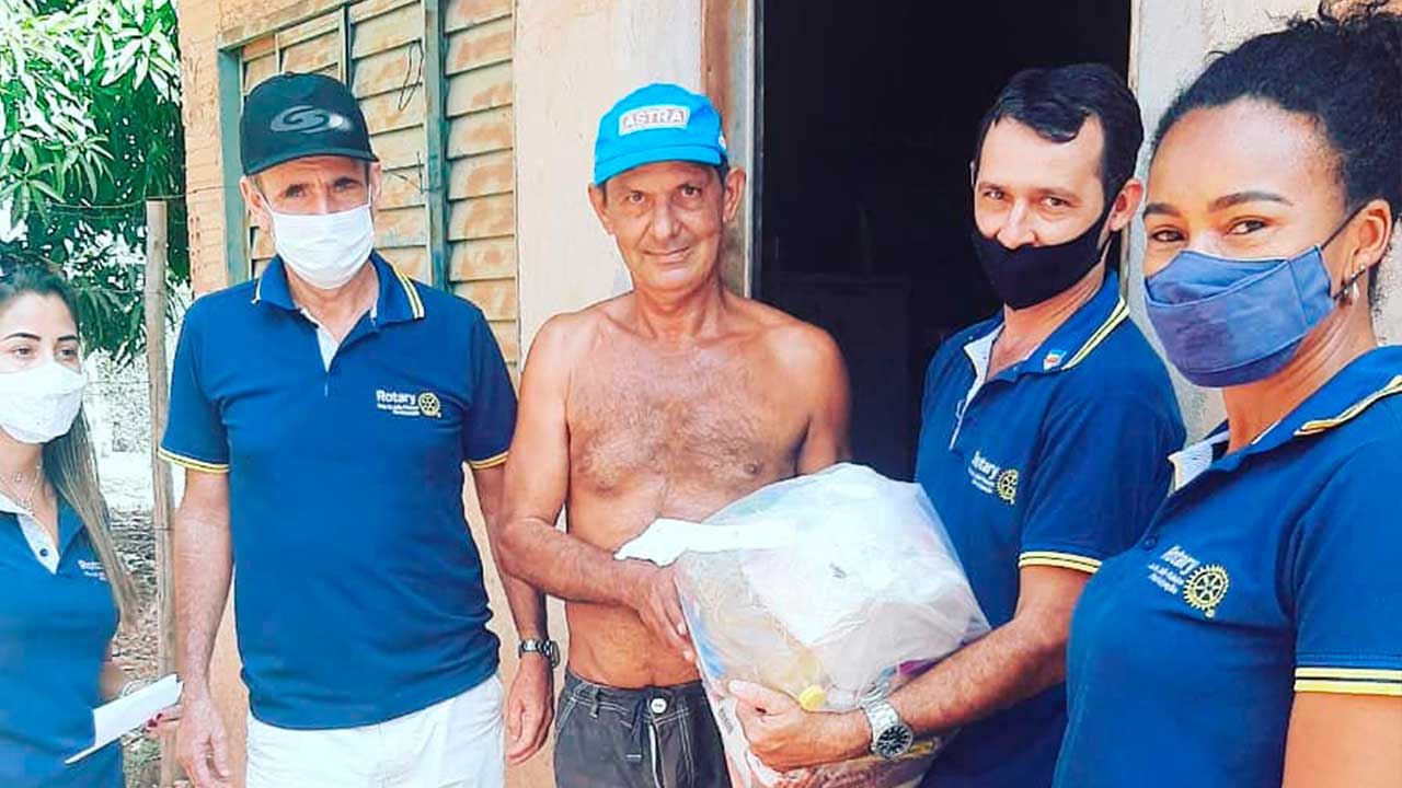 Rotary Club de João Pinheiro doa 50 cestas básicas a famílias carentes do município