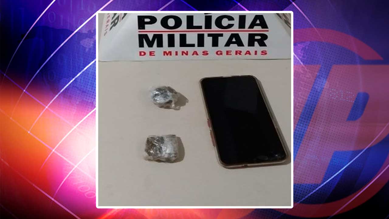 Drogas e telefone apreendido pela Polícia Militar