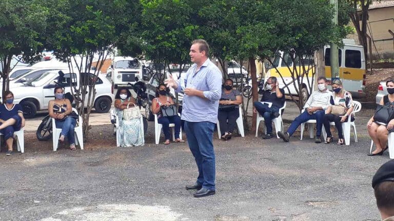 Prefeito de João Pinheiro em reunião com profissionais da educação