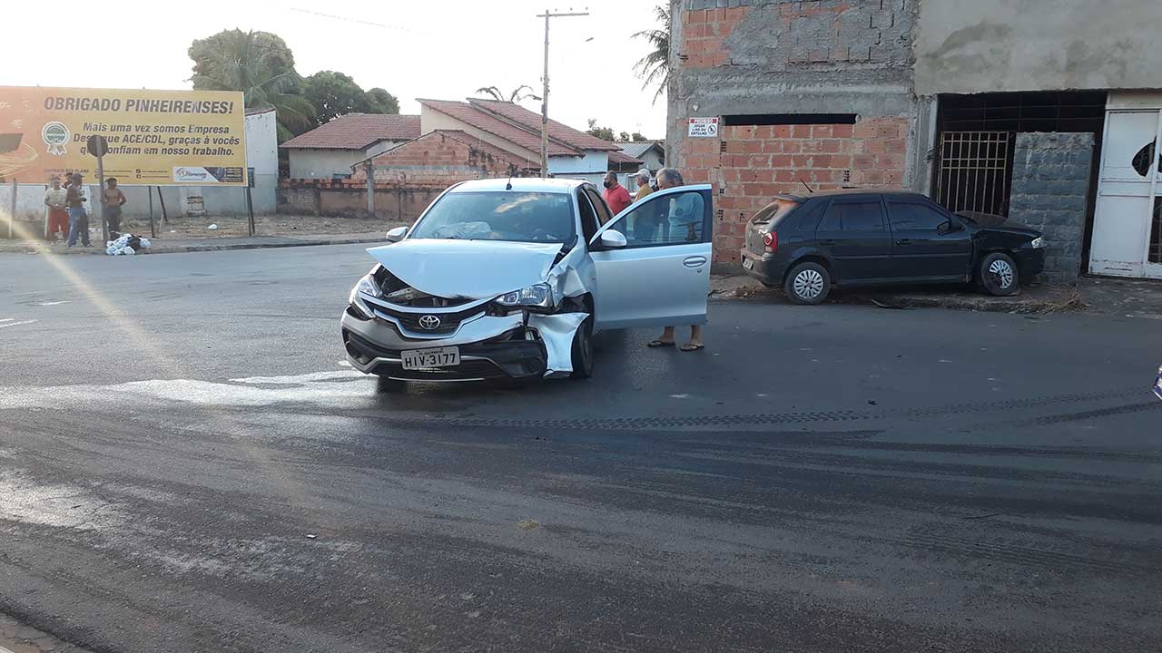 Motoristas se envolvem em acidente em cruzamento no Centro de João Pinheiro