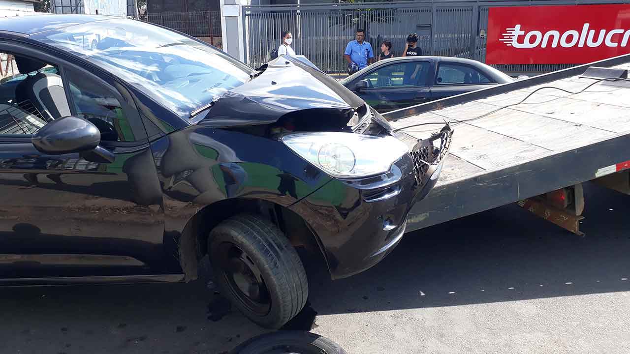 Veículo avança parada obrigatória e causa acidente no Centro de João Pinheiro
