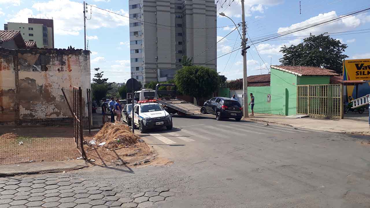 Veículo avança parada obrigatória e causa acidente no Centro de João Pinheiro