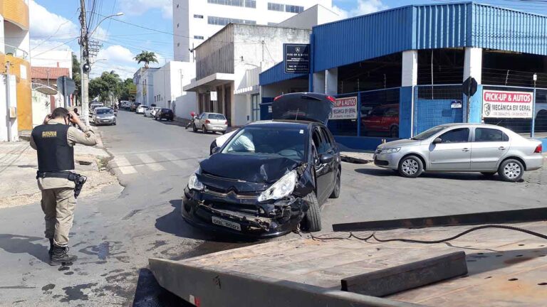 Veículo avança parada obrigatória e causa acidente no Centro de João Pinheiro