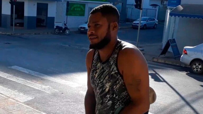 Suspeito sendo conduzido para ser ouvido pelo Delegado em João Pinheiro