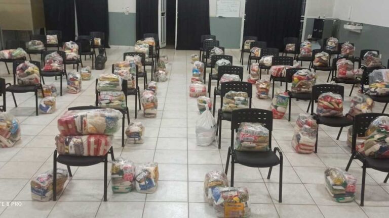 Cestas básicas arrecadas por igreja