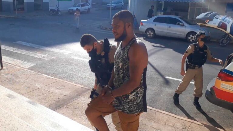 Homem preso por furto de motocicleta sendo conduzido para a Delegacia
