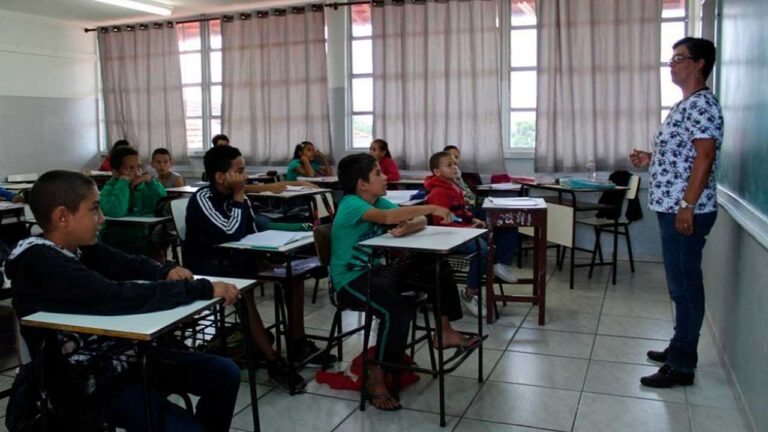 Alunos em sala de aula antes da pandemia
