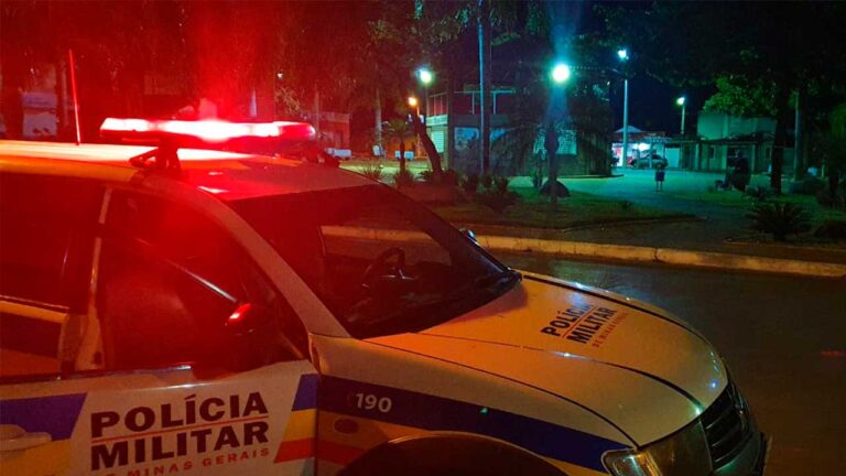 Viatura da PMMG na praça da Igreja Matriz