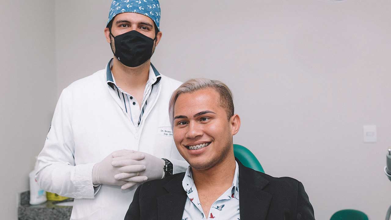 Paciente em foto com dentista na OdontoCompany de João Pinheiro