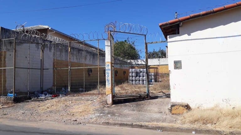 Depósito de gás onde criminosos invadiram e furtaram botijões de gás