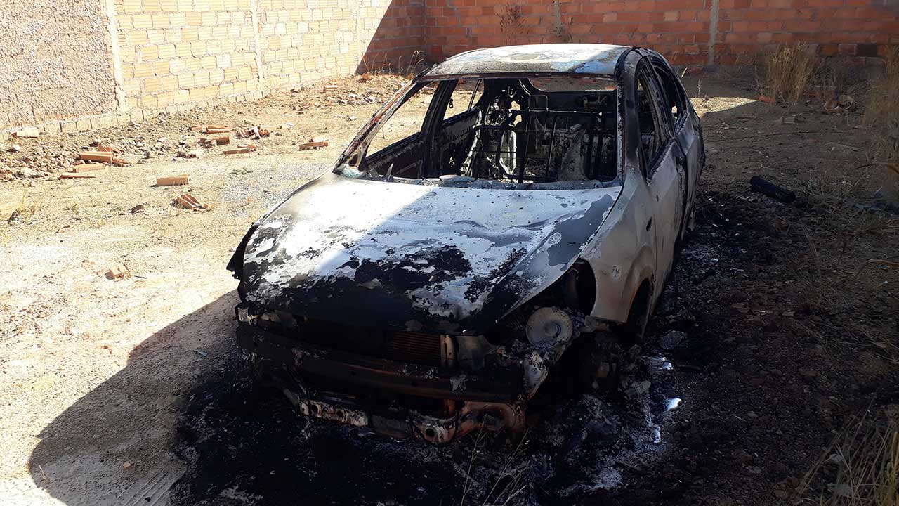 Polícia busca por criminosos que atearam fogo em veículo no bairro Nova Floresta em João Pinheiro