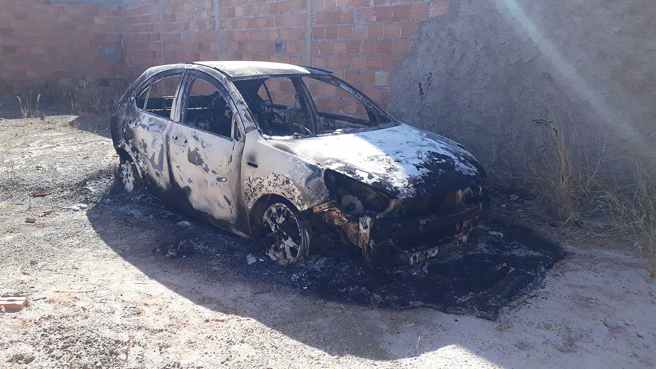 Polícia busca por criminosos que atearam fogo em veículo no bairro Nova Floresta em João Pinheiro