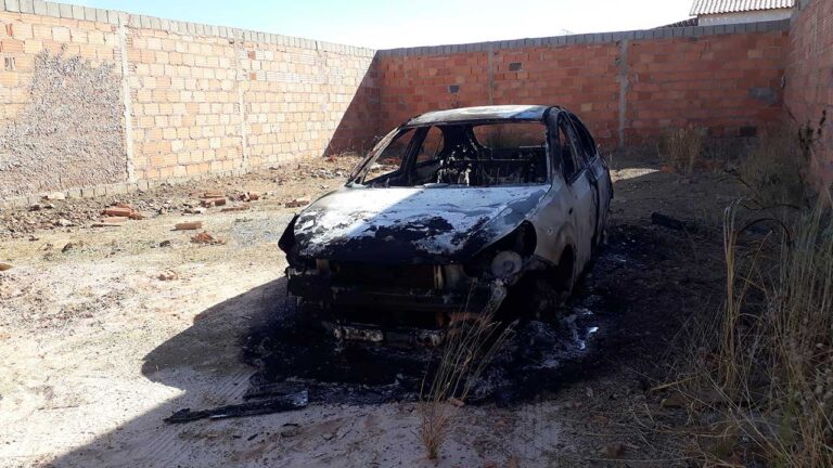 Polícia busca por criminosos que atearam fogo em veículo no bairro Nova Floresta em João Pinheiro