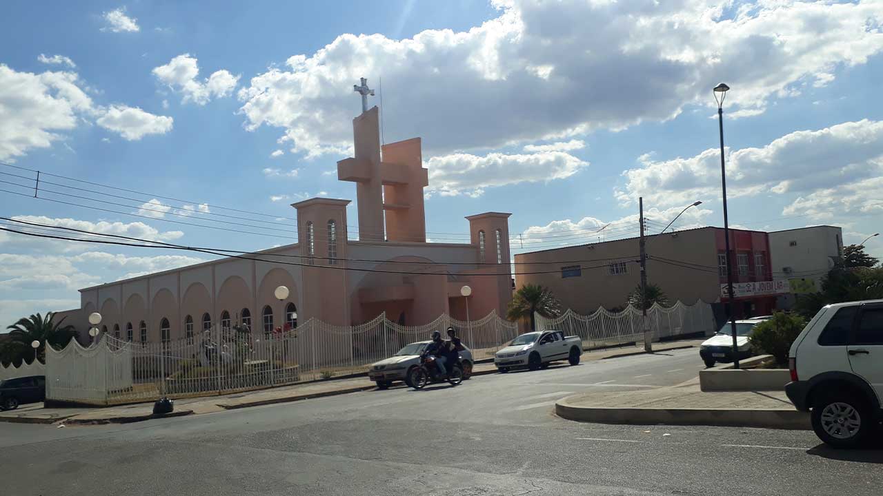 Igreja Matriz no Centro de João Pinheiro