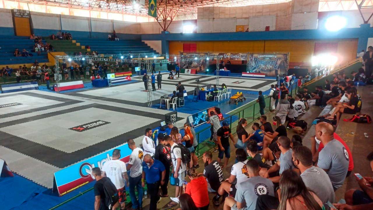 Equipe de João Pinheiro vence campeonato de jiu-jitsu e volta com a bagagem cheia de medalhas