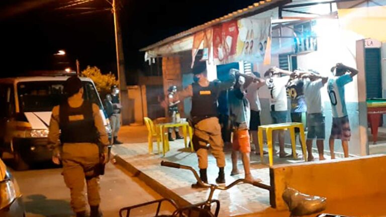 Polícia em abordagem a um barzinho