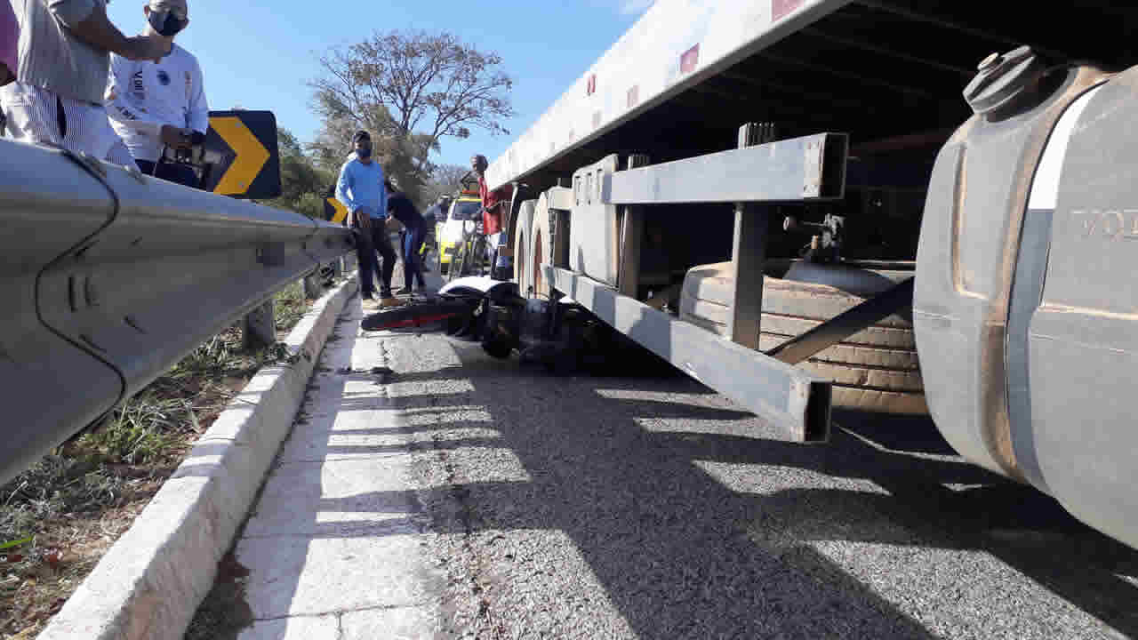 Acidente entre motociclista e caminhão na BR-040 deixa mulher de 37 anos ferida em João Pinheiro