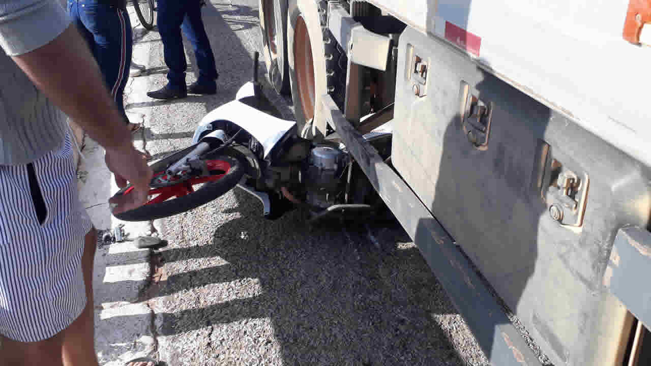 Acidente entre motociclista e caminhão na BR-040 deixa mulher de 37 anos ferida em João Pinheiro