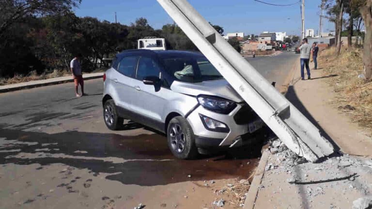 Idoso perde o controle e bate contra poste na Avenida Chico Fidélis em João Pinheiro