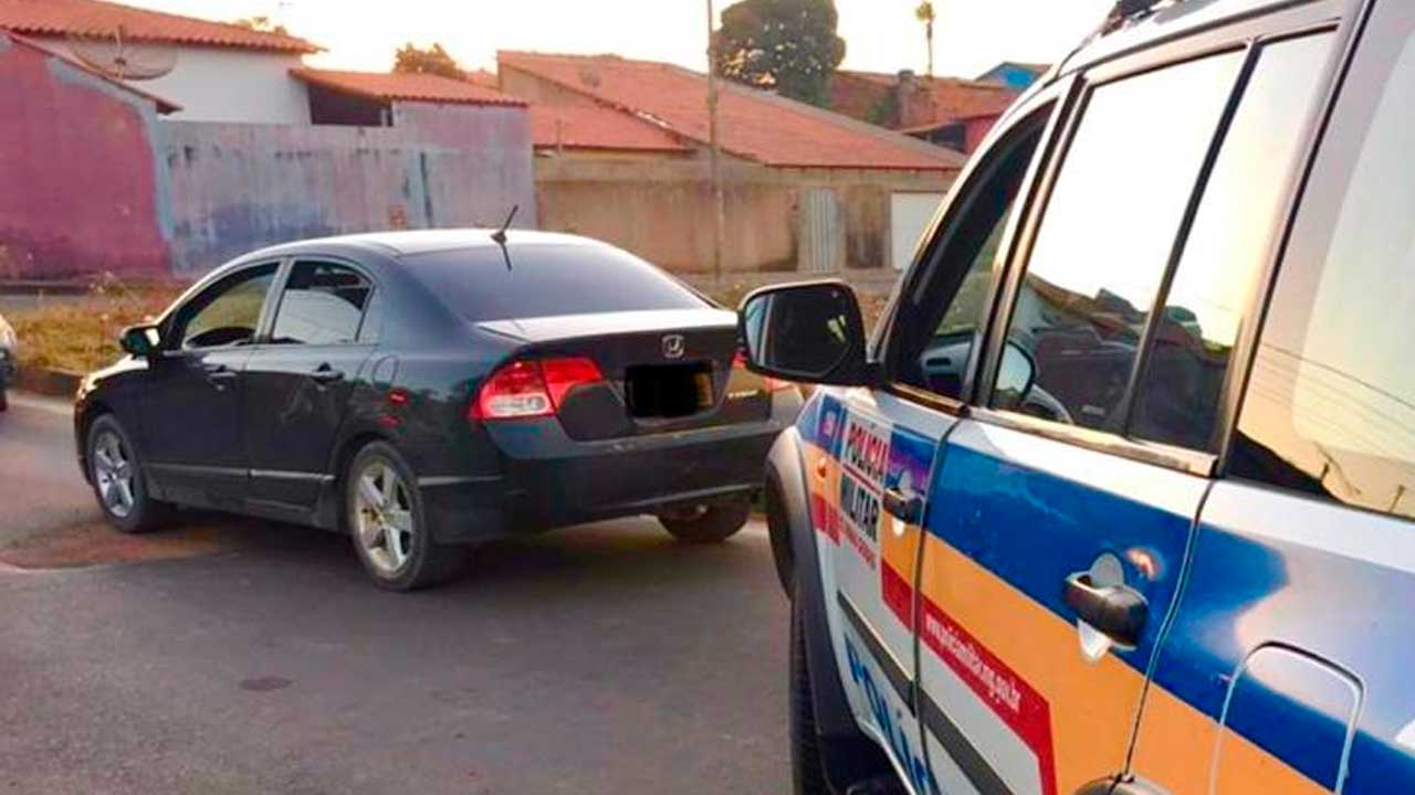 Um policial militar que estava de folga no último fim de semana identificou um veículo roubado quando andava pela rua no Bairro Aeroporto, em João Pinheiro – MG. Ele solicitou reforço e o veículo foi recuperado. O motorista, de 36 anos, foi preso.