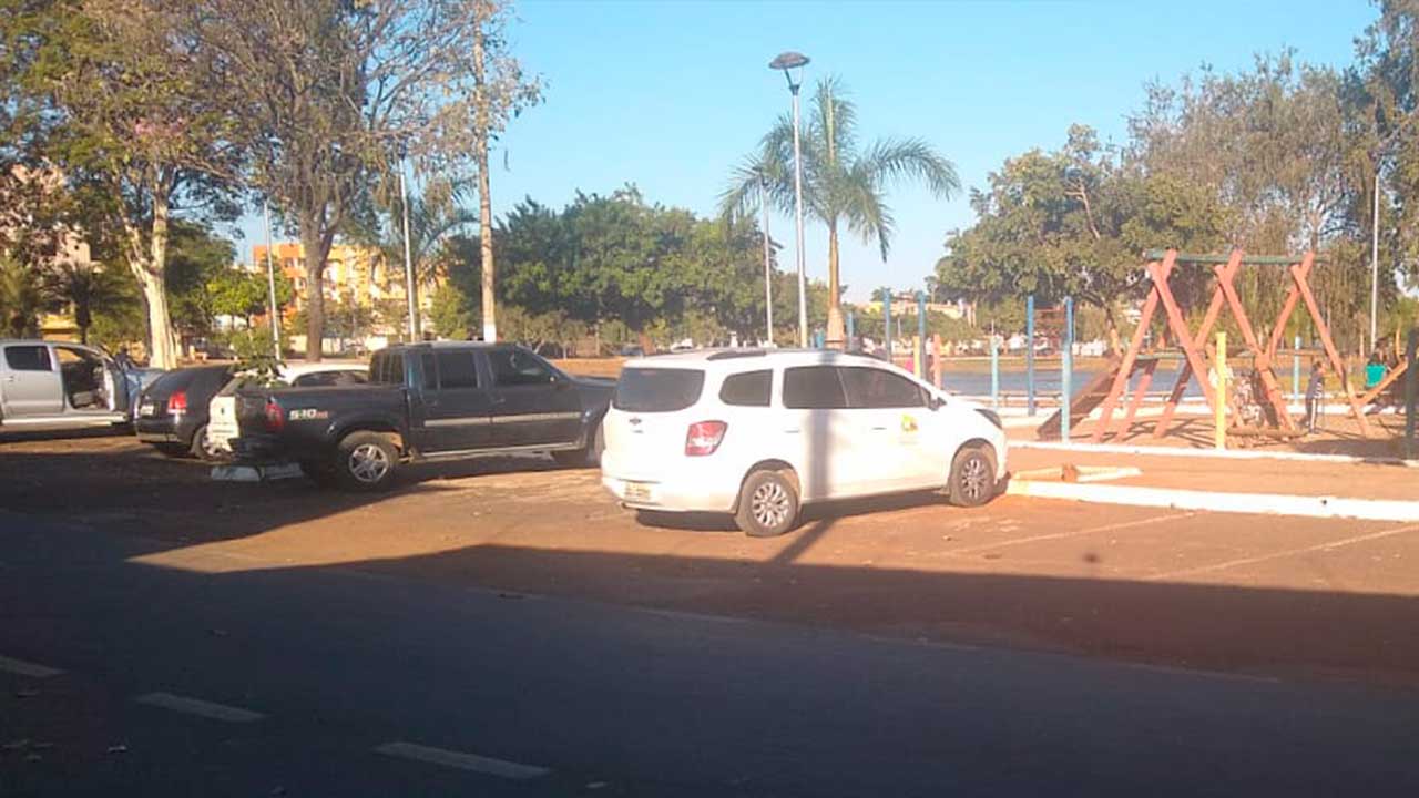 Com veículo oficial, motorista da prefeitura é flagrado em momento de lazer no fim de semana em Patos de Minas
