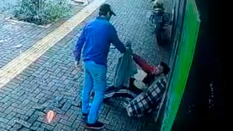 Vendedor de paçoca dá a própria blusa de frio para morador de rua, veja o vídeo
