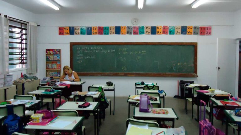 O governo de Minas Gerais, em deliberação do Conselho Extraordinário Covid-19 nesta quinta-feira (1), que regra os rumos do programa Minas Consciente, determinou que cidades classificadas dentro da onda vermelha, de alto risco, poderão retomar, a partir deste sábado (3), aulas presenciais. A medida afeta 800 dos 853 municípios do Estado, e somente a macrorregião Leste do Sul não está contemplada, visto que fora mantida na “onda vermelha na categoria Cenário Epidemiológico e Assistencial Desfavorável”, que é uma versão da onda vermelha “comum”, com restrições ligeiramente mais rígidas. Com isso, cidades do Centro, Centro-Sul, Jequitinhonha, Leste, Nordeste, Noroeste, Norte, Oeste, Sul, Triângulo do Norte, Triângulo do Sul, Sudeste e Vale do Aço estão autorizadas a abrir as escolas para aulas presenciais. Confira a lista completa das cidades que podem retomar aulas presenciais em Minas: Abadia dos DouradosAbaetéAçucenaÁgua BoaÁgua CompridaAguanilÁguas FormosasÁguas VermelhasAimorésAiuruocaAlagoaAlbertinaAlém ParaíbaAlfenasAlfredo VasconcelosAlmenaraAlpercataAlpinópolisAlterosaAlto Rio DoceAlvarengaAlvorada de MinasAndradasAndrelândiaAngelândiaAntônio CarlosAntônio DiasAntônio Prado de MinasAraçaíAracitabaAraçuaíAraguariArantinaAraporãArapuáAraújosAraxáArceburgoArcosAreadoArgiritaAricanduvaArinosAstolfo DutraAtaléiaAugusto de LimaBaependiBaldimBambuíBandeiraBandeira do SulBarão de CocaisBarão de Monte AltoBarbacenaBarrosoBela Vista de MinasBelmiro BragaBelo HorizonteBelo OrienteBelo ValeBeriloBerizalBertópolisBetimBias FortesBicasBiquinhasBoa EsperançaBocaina de MinasBocaiúvaBom DespachoBom Jardim de MinasBom Jesus da PenhaBom Jesus do AmparoBom Jesus do GalhoBom RepousoBom SucessoBonfimBonfinópolis de MinasBonito de MinasBorda da MataBotelhosBotumirimBrás PiresBrasilândia de MinasBrasília de MinasBraúnasBrazópolisBrumadinhoBueno BrandãoBuenópolisBugreBuritisBuritizeiroCabeceira GrandeCabo VerdeCachoeira da PrataCachoeira de MinasCachoeira de PajeúCachoeira DouradaCaetanópolisCaetéCaianaCaldasCamachoCamanducaiaCambuíCambuquiraCampanárioCampanhaCampestreCampina VerdeCampo AzulCampo BeloCampo do MeioCampo FloridoCampos AltosCampos GeraisCana VerdeCanápolisCandeiasCantagaloCaparaóCapela NovaCapelinhaCapetingaCapim BrancoCapinópolisCapitão AndradeCapitão EnéasCapitólioCaraíCaranaíbaCarandaíCarangolaCaratingaCarbonitaCareaçuCarlos ChagasCarmésiaCarmo da CachoeiraCarmo da MataCarmo de MinasCarmo do CajuruCarmo do ParanaíbaCarmo do Rio ClaroCarmópolis de MinasCarneirinhoCarrancasCarvalhópolisCarvalhosCasa GrandeCascalho RicoCássiaCataguasesCatas AltasCatas Altas da NoruegaCatujiCatutiCaxambuCedro do AbaetéCentral de MinasCentralinaChácaraChapada do NorteChapada GaúchaChiadorCipotâneaClaravalClaro dos PoçõesCláudioCoimbraColunaComendador GomesComercinhoConceição da AparecidaConceição da Barra de MinasConceição das AlagoasConceição das PedrasConceição do Mato DentroConceição do ParáConceição do Rio VerdeConceição dos OurosCônego MarinhoConfinsCongonhalCongonhasCongonhas do NorteConquistaConselheiro LafaieteConselheiro PenaConsolaçãoContagemCoqueiralCoração de JesusCordisburgoCordislândiaCorintoCoroaciCoromandelCoronel FabricianoCoronel MurtaCoronel PachecoCoronel Xavier ChavesCórrego DantaCórrego do Bom JesusCórrego FundoCórrego NovoCouto de Magalhães de MinasCrisólitaCristaisCristáliaCristiano OtoniCristinaCrucilândiaCruzeiro da FortalezaCruzíliaCuparaqueCurral de DentroCurveloDatasDelfim MoreiraDelfinópolisDeltaDescobertoDesterro de Entre RiosDesterro do MeloDiamantinaDionísioDivinésiaDivinoDivino das LaranjeirasDivinolândia de MinasDivinópolisDivisa AlegreDivisa NovaDivisópolisDom BoscoDom CavatiDom JoaquimDom ViçosoDona EusébiaDores de CamposDores de GuanhãesDores do IndaiáDores do TurvoDoresópolisDouradoquaraElói MendesEngenheiro CaldasEngenheiro NavarroEntre FolhasEntre Rios de MinasErváliaEsmeraldasEspera FelizEspinosaEspírito Santo do DouradoEstivaEstrela DalvaEstrela do IndaiáEstrela do SulEugenópolisEwbank da CâmaraExtremaFamaFaria LemosFelício dos SantosFelisburgoFelixlândiaFernandes TourinhoFerrosFervedouroFlorestalFormigaFormosoFortaleza de MinasFortuna de MinasFrancisco BadaróFrancisco DumontFrancisco SáFranciscópolisFrei GasparFrei InocêncioFrei LagonegroFronteiraFronteira dos ValesFruta de LeiteFrutalFunilândiaGaliléiaGameleirasGlaucilândiaGoiabeiraGoianáGonçalvesGonzagaGouveiaGovernador ValadaresGrão MogolGrupiaraGuanhãesGuapéGuaraciamaGuaranésiaGuaraniGuararáGuarda-MorGuaxupéGuidovalGuimarâniaGuiricemaGurinhatãHeliodoraIapuIbertiogaIbiáIbiaíIbiracatuIbiraciIbiritéIbitiúra de MinasIbiturunaIcaraí de MinasIgarapéIgaratingaIguatamaIjaciIlicíneaImbé de MinasInconfidentesIndaiabiraIndianópolisIngaíInhapimInhaúmaInimutabaIpabaIpatingaIpiaçuIpuiúnaIraí de MinasItabiraItabirinhaItabiritoItacambiraItacarambiItaguaraItaipéItajubáItamarandibaItamarati de MinasItambacuriItambé do Mato DentroItamogiItamonteItanhanduItanhomiItaobimItapagipeItapecericaItapevaItatiaiuçuItaú de MinasItaúnaItaveravaItingaItuetaItuiutabaItumirimIturamaItutingaJaboticatubasJacintoJacuíJacutingaJaguaraçuJaíbaJamprucaJanaúbaJanuáriaJaparaíbaJaponvarJeceabaJenipapo de MinasJequitaíJequitibáJequitinhonhaJesuâniaJoaímaJoanésiaJoão MonlevadeJoão PinheiroJoaquim FelícioJordâniaJosé Gonçalves de MinasJosé RaydanJosenópolisJuatubaJuiz de ForaJuramentoJuruaiaJuveníliaLadainhaLagamarLagoa da PrataLagoa dos PatosLagoa DouradaLagoa FormosaLagoa GrandeLagoa SantaLambariLamimLaranjalLassanceLavrasLeandro FerreiraLeme do PradoLeopoldinaLiberdadeLima DuarteLimeira do OesteLontraLuislândiaLumináriasLuzMachacalisMachadoMadre de Deus de MinasMalacachetaMamonasMangaMantenaMar de EspanhaMaravilhasMaria da FéMarianaMarilacMário CamposMaripá de MinasMarliériaMarmelópolisMartinho CamposMata VerdeMaterlândiaMateus LemeMathias LobatoMatias BarbosaMatias CardosoMato VerdeMatozinhosMatutinaMedeirosMedinaMendes PimentelMercêsMesquitaMinas NovasMinduriMirabelaMiradouroMiraíMiravâniaMoedaMoemaMonjolosMonsenhor PauloMontalvâniaMonte Alegre de MinasMonte AzulMonte BeloMonte CarmeloMonte FormosoMonte Santo de MinasMonte SiãoMontes ClarosMontezumaMorada Nova de MinasMorro da GarçaMorro do PilarMunhozMuriaéMuzambinhoNacip RaydanNanuqueNaqueNatalândiaNatérciaNazarenoNepomucenoNinheiraNova BelémNova EraNova LimaNova MódicaNova PonteNova PorteirinhaNova ResendeNova SerranaNova UniãoNovo CruzeiroNovo Oriente de MinasNovorizonteOlariaOlhos-d'ÁguaOlímpio NoronhaOliveiraOliveira FortesOnça de PitanguiOrizâniaOuro BrancoOuro FinoOuro PretoOuro Verde de MinasPadre CarvalhoPadre ParaísoPai PedroPaineirasPainsPaivaPalmaPalmópolisPapagaiosPará de MinasParacatuParaguaçuParaisópolisParaopebaPassa QuatroPassa TempoPassa-VintePassabémPassosPatisPatos de MinasPatrocínioPatrocínio do MuriaéPaulistasPavãoPeçanhaPedra AzulPedra BonitaPedra do IndaiáPedra DouradaPedralvaPedras de Maria da CruzPedrinópolisPedro LeopoldoPedro TeixeiraPequeriPequiPerdigãoPerdizesPerdõesPeriquitoPescadorPiauPiedade de CaratingaPiedade do Rio GrandePiedade dos GeraisPimentaPingo-d'ÁguaPintópolisPiracemaPirajubaPirangaPiranguçuPiranguinhoPirapetingaPiraporaPiraúbaPitanguiPiumhiPlanuraPoço FundoPoços de CaldasPompéuPonto ChiquePonto dos VolantesPorteirinhaPotéPouso AlegrePouso AltoPradosPrataPratápolisPratinhaPresidente BernardesPresidente JuscelinoPresidente KubitschekPresidente OlegárioPrudente de MoraisQuartel GeralQueluzitoRapososRecreioResende CostaResplendorRessaquinhaRiachinhoRiacho dos MachadosRibeirão das NevesRibeirão VermelhoRio AcimaRio do PradoRio EsperaRio MansoRio NovoRio ParanaíbaRio Pardo de MinasRio PiracicabaRio PombaRio PretoRio VermelhoRitápolisRochedo de MinasRodeiroRomariaRosário da LimeiraRubelitaRubimSabaráSabinópolisSacramentoSalinasSalto da DivisaSanta BárbaraSanta Bárbara do LesteSanta Bárbara do Monte VerdeSanta Bárbara do TugúrioSanta Cruz de MinasSanta Cruz de SalinasSanta Efigênia de MinasSanta Fé de MinasSanta Helena de MinasSanta JulianaSanta LuziaSanta Maria de ItabiraSanta Maria do SaltoSanta Maria do SuaçuíSanta Rita de CaldasSanta Rita de IbitipocaSanta Rita de JacutingaSanta Rita de MinasSanta Rita do ItuetoSanta Rita do SapucaíSanta Rosa da SerraSanta VitóriaSantana da VargemSantana de CataguasesSantana de PirapamaSantana do DesertoSantana do GarambéuSantana do JacaréSantana do ParaísoSantana do RiachoSantana dos MontesSanto Antônio do AmparoSanto Antônio do AventureiroSanto Antônio do ItambéSanto Antônio do JacintoSanto Antônio do MonteSanto Antônio do RetiroSanto Antônio do Rio AbaixoSanto HipólitoSantos DumontSão Bento AbadeSão Brás do SuaçuíSão Domingos das DoresSão Domingos do PrataSão Félix de MinasSão FranciscoSão Francisco de PaulaSão Francisco de SalesSão Francisco do GlóriaSão GeraldoSão Geraldo da PiedadeSão Geraldo do BaixioSão Gonçalo do AbaetéSão Gonçalo do ParáSão Gonçalo do Rio AbaixoSão Gonçalo do Rio PretoSão Gonçalo do SapucaíSão GotardoSão João Batista do GlóriaSão João da LagoaSão João da MataSão João da PonteSão João das MissõesSão João del ReiSão João do ManteninhaSão João do OrienteSão João do PacuíSão João do ParaísoSão João EvangelistaSão João NepomucenoSão Joaquim de BicasSão José da BarraSão José da LapaSão José da SafiraSão José da VarginhaSão José do AlegreSão José do DivinoSão José do JacuriSão LourençoSão Pedro da UniãoSão Pedro do SuaçuíSão RomãoSão Roque de MinasSão Sebastião da Bela VistaSão Sebastião da Vargem AlegreSão Sebastião do AntaSão Sebastião do MaranhãoSão Sebastião do OesteSão Sebastião do ParaísoSão Sebastião do Rio PretoSão Sebastião do Rio VerdeSão Thomé das LetrasSão TiagoSão Tomás de AquinoSão Vicente de MinasSapucaí-MirimSardoáSarzedoSenador AmaralSenador CortesSenador FirminoSenador José BentoSenador Modestino GonçalvesSenhora de OliveiraSenhora do PortoSenhora dos RemédiosSeritingaSerra Azul de MinasSerra da SaudadeSerra do SalitreSerra dos AimorésSerraniaSerranópolis de MinasSerranosSerroSete LagoasSetubinhaSilveirâniaSilvianópolisSimão PereiraSobráliaSoledade de MinasTabuleiroTaiobeirasTapiraTapiraíTaquaraçu de MinasTarumirimTeófilo OtoniTimóteoTiradentesTirosTocantinsTocos do MojiToledoTombosTrês CoraçõesTrês MariasTrês PontasTumiritingaTupaciguaraTurmalinaTurvolândiaUbáUbaíUbaporangaUberabaUberlândiaUmburatibaUnaíUnião de MinasUruana de MinasUrucuiaVargem AlegreVargem BonitaVargem Grande do Rio PardoVarginhaVarjão de MinasVárzea da PalmaVarzelândiaVazanteVerdelândiaVeredinhaVeríssimoVermelho NovoVespasianoVieirasVirgem da LapaVirgíniaVirginópolisVirgolândiaVisconde do Rio BrancoVolta GrandeWenceslau Braz