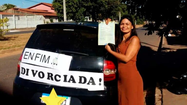 Professora comemora separação com faixa em carro: “Enfim divorciada”