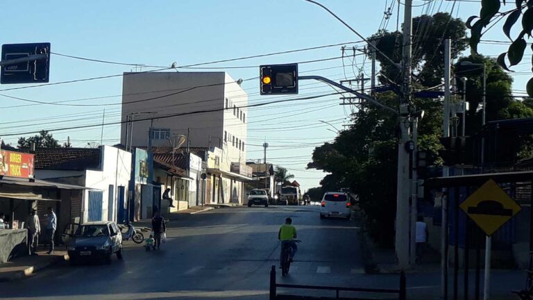 Motorista para no semáforo da UPA e acabada sendo assaltado por criminosos armados em João Pinheiro