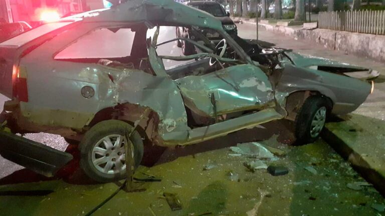 Acidente grave no Centro de João Pinheiro deixa veículo completamente destruído