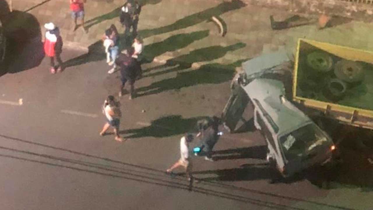 Acidente grave no Centro de João Pinheiro deixa veículo completamente destruído