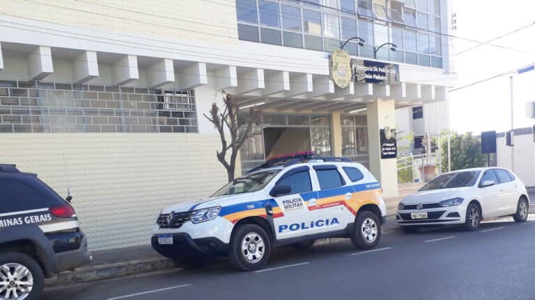 Mulher condenada por associação para o tráfico é presa para começar a cumprir sua pena em João Pinheiro