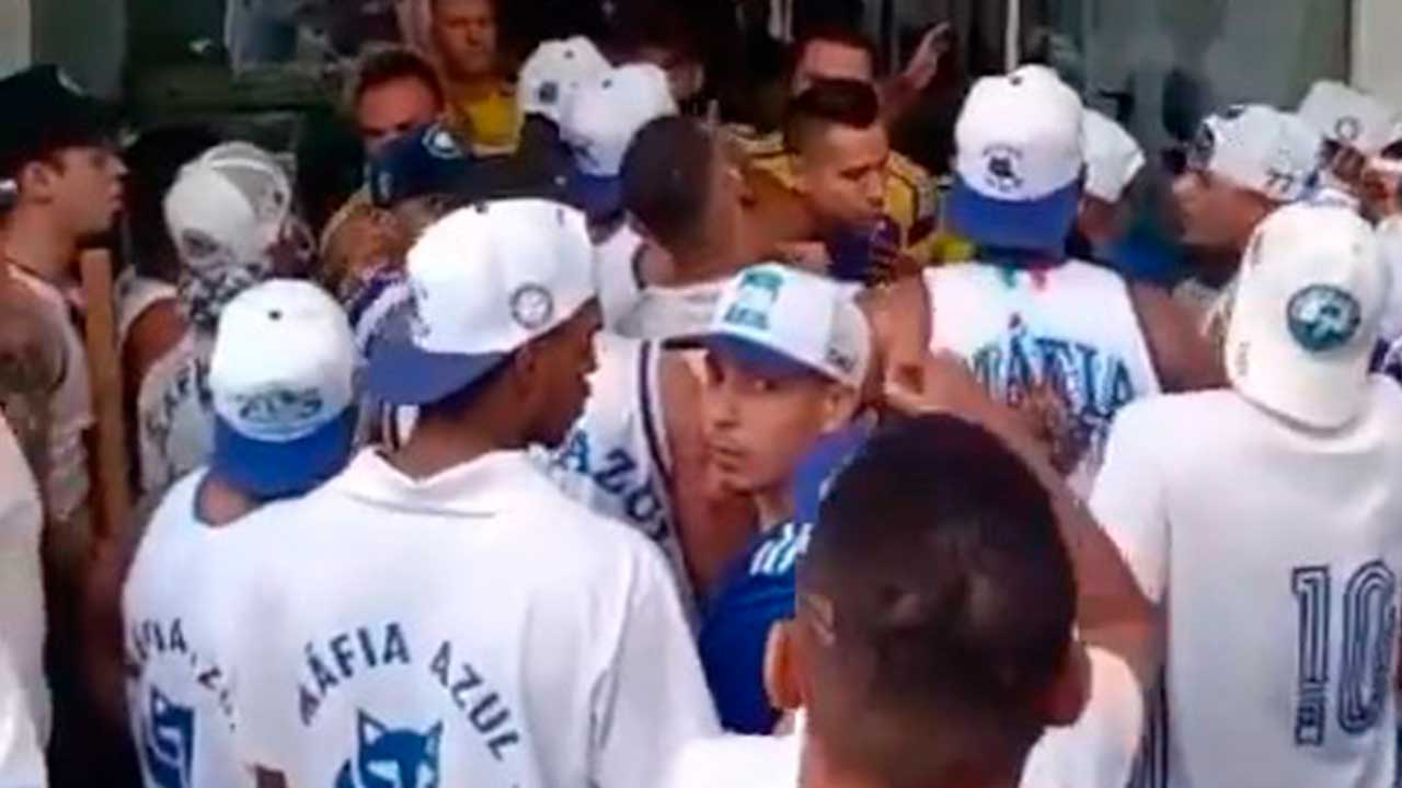 Torcida organizada do Cruzeiro invade Toca da Raposa II e cobra dirigentes; veja o vídeo