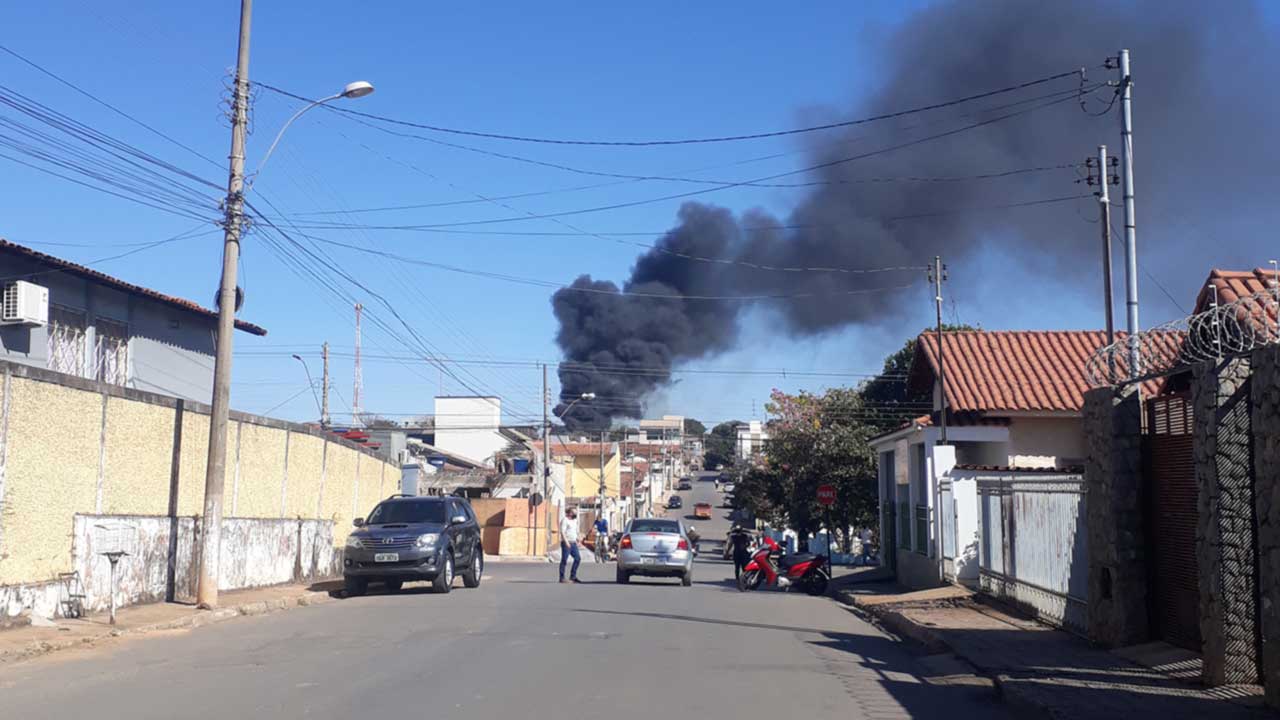 Fumaça preta vista no céu de João Pinheiro assusta moradores de diversos bairros do município