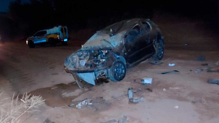Motorista furar bloqueio policial, capota várias vezes e fuga por pouco não termina em tragédia em Brasilândia de Minas