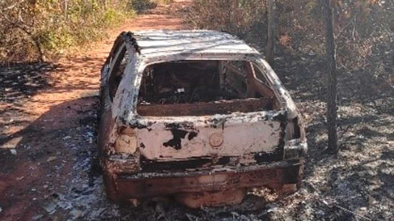 Ladrão coloca fogo em veículo após furtar jogo de rodas aro 17 em João Pinheiro