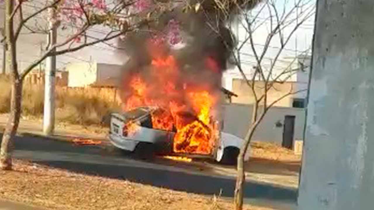 Homem coloca fogo no próprio carro para que ele não seja guinchado em MG