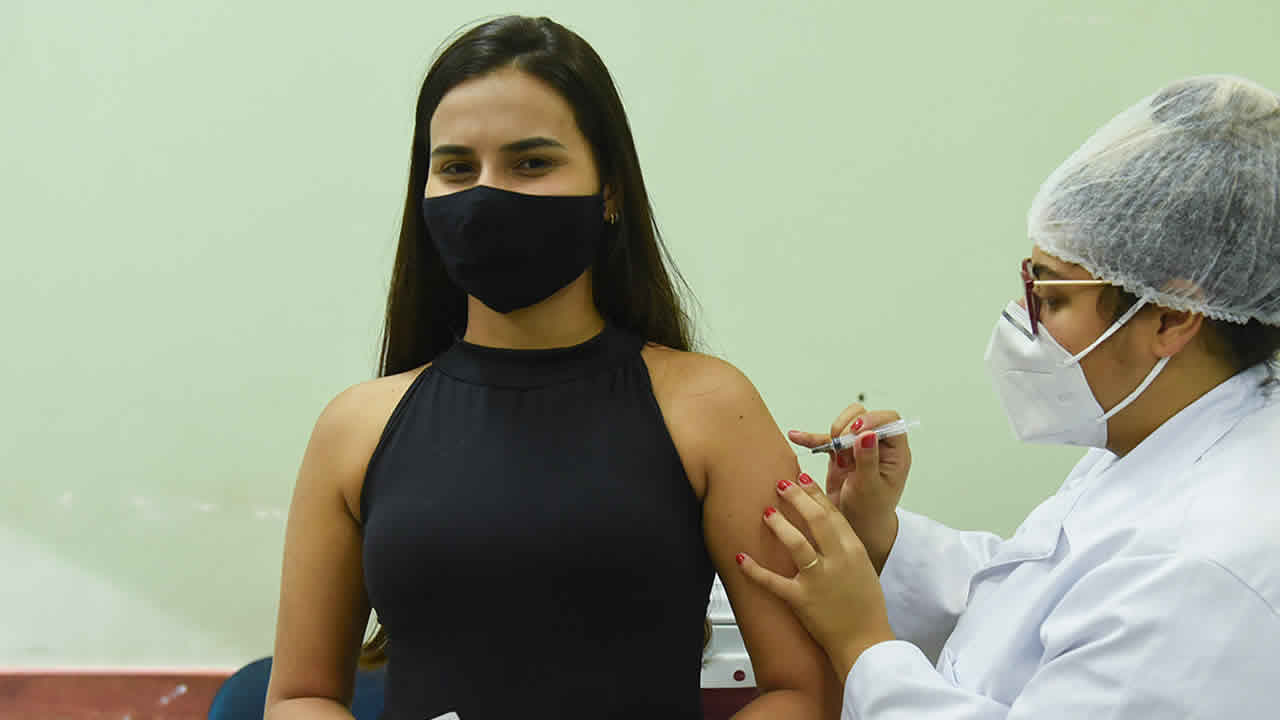 Campanha de vacinação alcança faixa etária 30 anos acima em João Pinheiro
