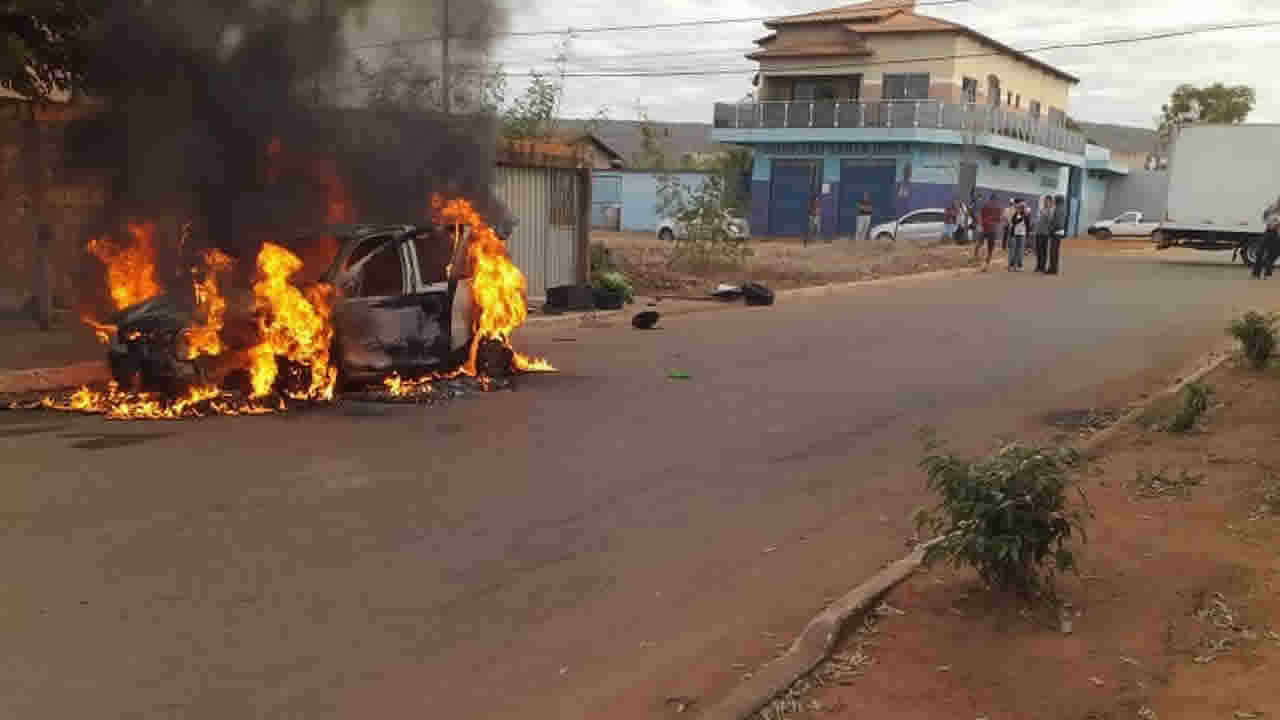 Vídeo: após falha mecânica, veículo pega fogo no meio da rua em Brasilândia de Minas