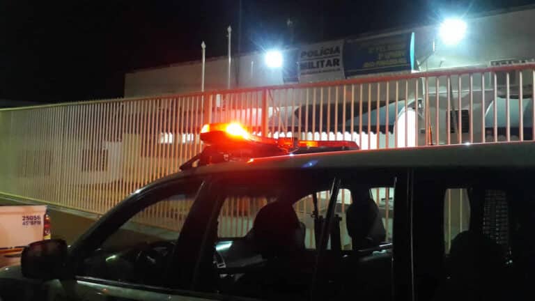 Mesmo algemado, ladrão tenta fugir da PM mas acaba preso após se machucar no arame farpado em João Pinheiro