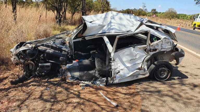 Idoso morre em acidente envolvendo Fiat Uno e carreta na BR-040 em Paracatu