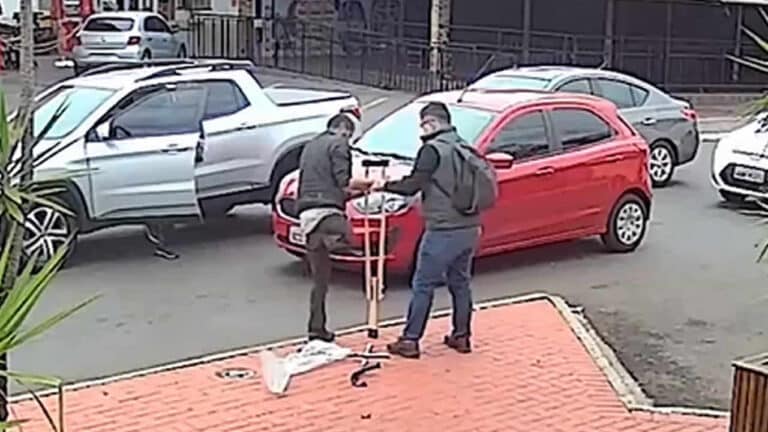 Morador de rua que se arrastava por calçada chora ao ganhar muleta de desconhecido; veja