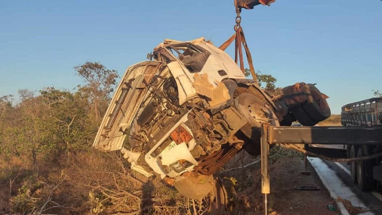 Carreta apresenta falha mecânica nos freios e dois homens ficam em estado grave após capotamento na MG-181 em João Pinheiro