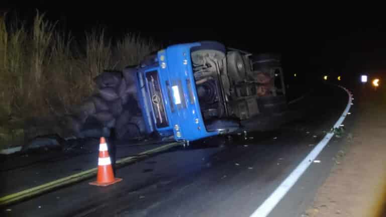 Caminhão carregado com carvão tomba na serra da MG 181 em João Pinheiro